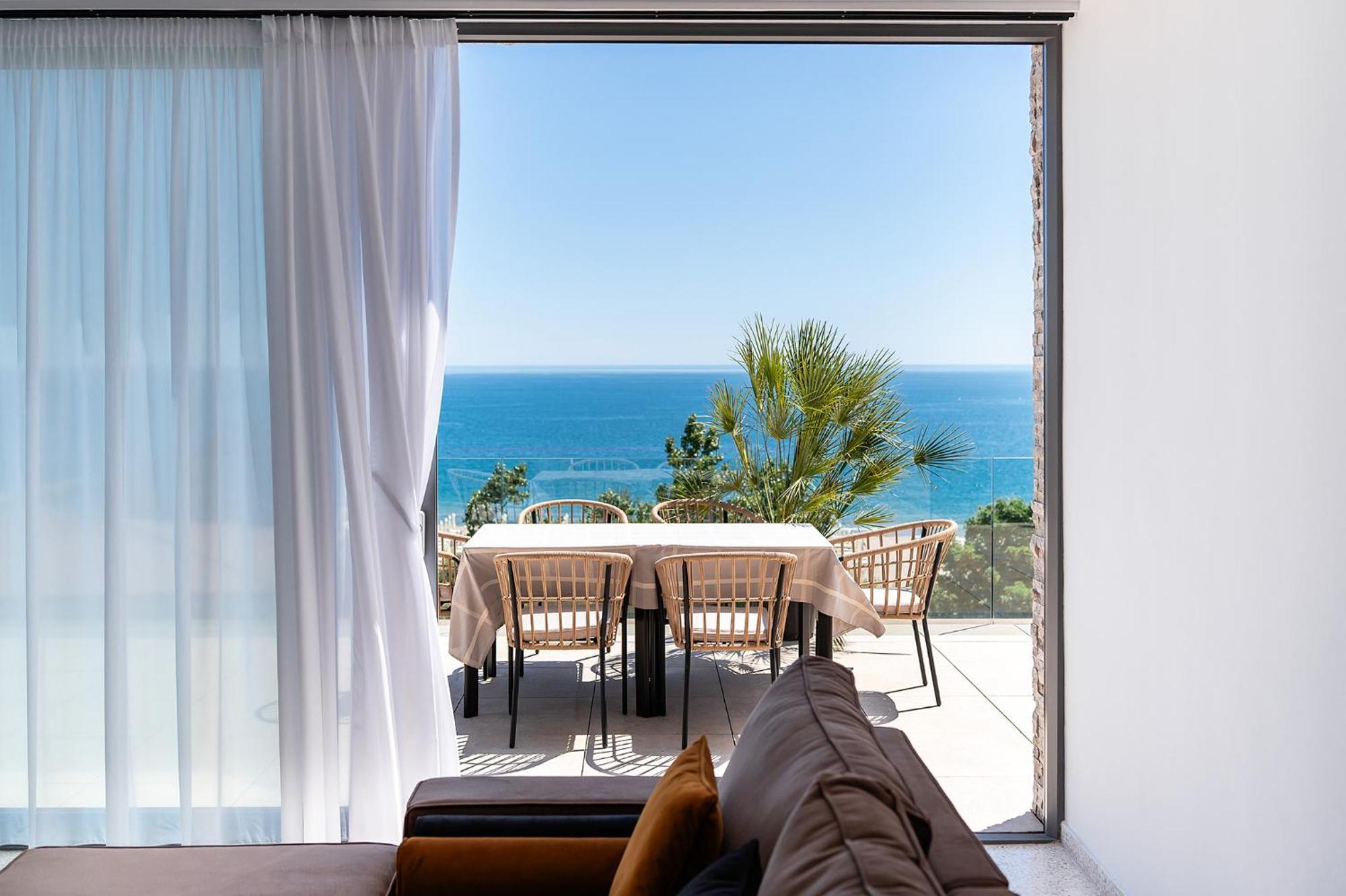 Amaris Apart-hotel, Situat Pe Faleza Din Nord, La 2 Pasi De Plaja, Complet Utilate